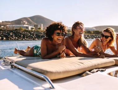 Η σκοτεινή πλευρά όσων συμβαίνουν σε μία θαλαμηγό: Δείτε τι εξομολογούνται πρώην εργαζόμενες